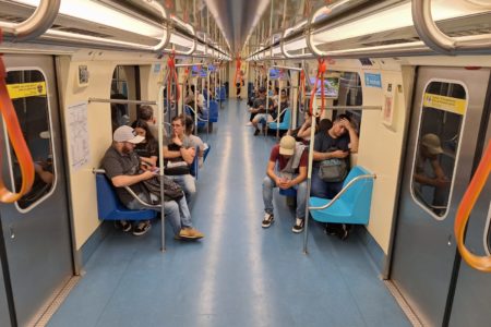 Imagem colorida mostra estação da linha vermelha do metrô de São Paulo em dia de greve - Metrópoles