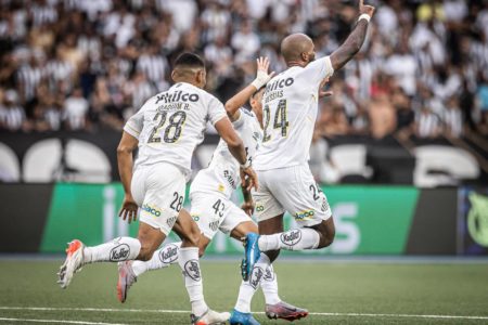 Imagem colorida dos jogadores do Santos comemorando - Metrópoles