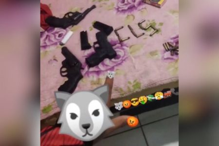 Foto colorida de armas e balas de facção Pernambuco - Metrópoles