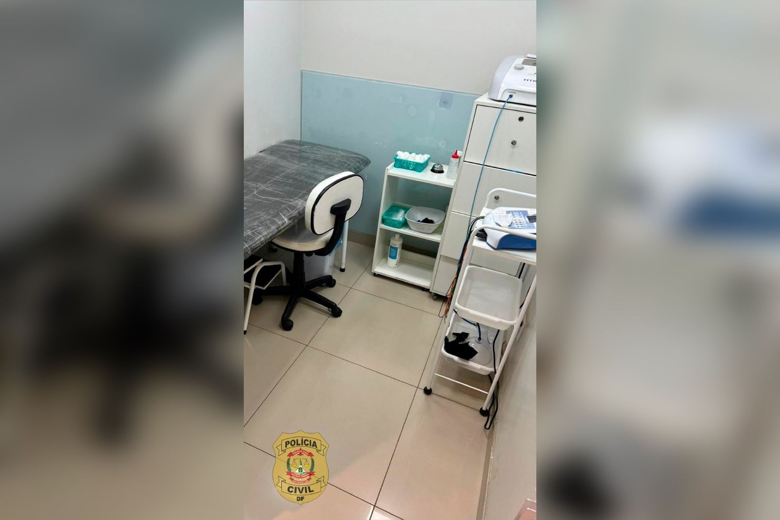 Imagem colorida de uma sala de atendimento de clinica- Metrópoles