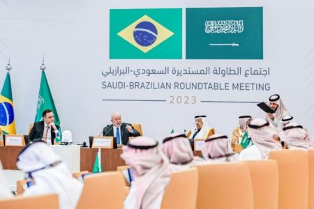 Imagem colorida mostra o presidente Lula em uma mesa redonda sobre Brasil e Arábia Saudita - Metrópoles