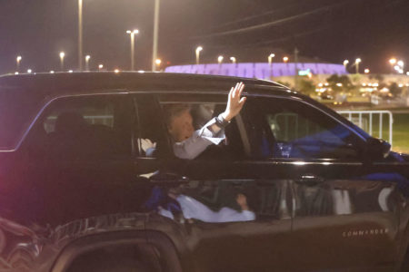 Paul McCartney acena para fãs ao chegar à Arena BRB Mané Garrincha para passagem de som - Metrópoles