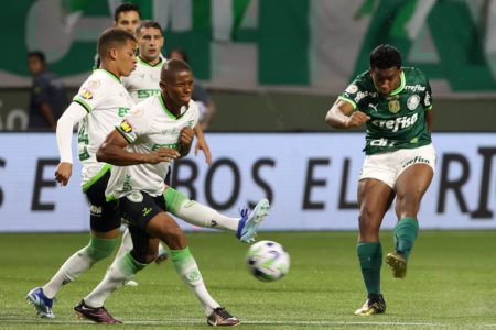 O jogador Endrick, da SE Palmeiras, chuta para marcar seu gol contra a equipe do América FC, durante partida válida pela trigésima sexta rodada, do Campeonato Brasileiro, Série A, na arena Allianz Parque - Metrópoles