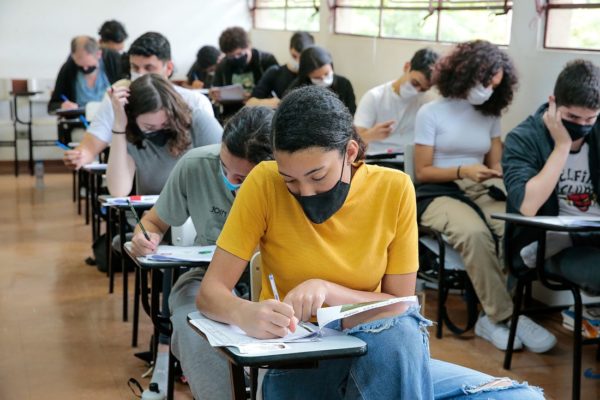 foto colorida de candidatos em sala de aula participando do vestibular da USP / Fuvest em São Paulo - Metrópoles