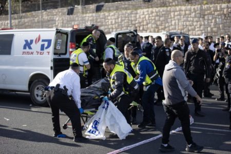 Imagem colorida mostra Ataque terrorista em Jerusalém foi assumido pelo Hamas: 5 mortes - Metrópoles