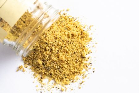 Lemon-pepper em um pote transparente