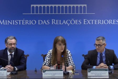 Imagem colorida mostra embaixadores durante coletiva de imprensa sobre participação brasileira na LXIII Cúpula do MERCOSUL e Estados Associados - Metrópoles