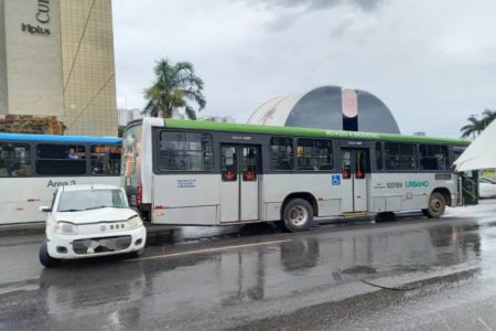 Acidente carro e ônibus W3 Norte