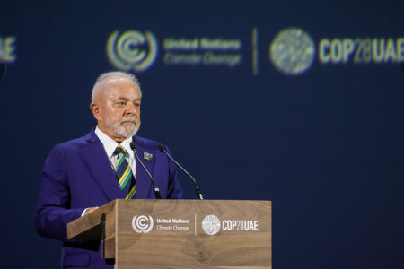 Imagem colorida mostra O presidente do Brasil, Luiz Inácio Lula da Silva, faz um discurso na cerimônia de abertura da Cúpula Mundial de Ação Climática durante a COP28, em Dubai - Metrópoles