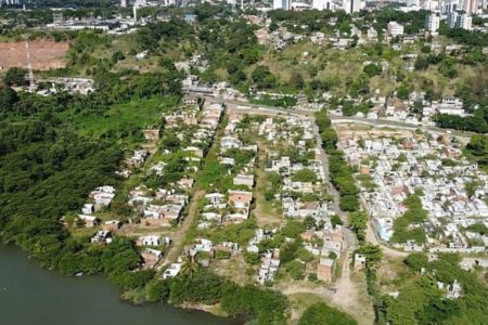 Foto colorida aérea de bairro com risco de colapso em Maceió - Metrópoles - Governo