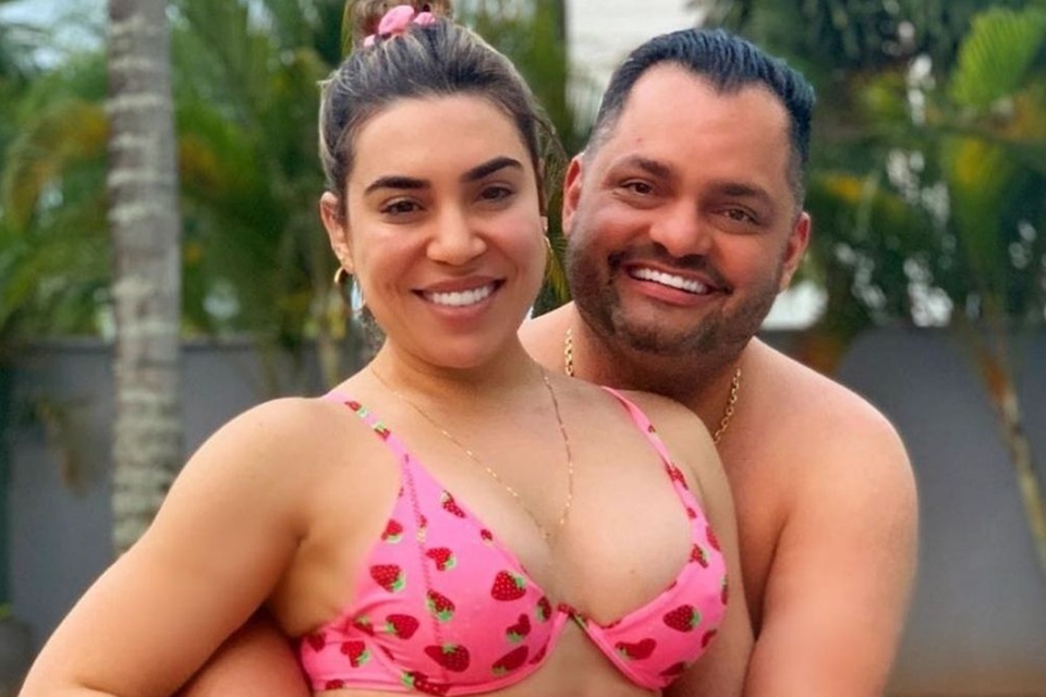 Naiara Azevedo e o ex-marido, Rafael, posam juntos, sorridentes, enquanto ainda eram casados - Metrópoles