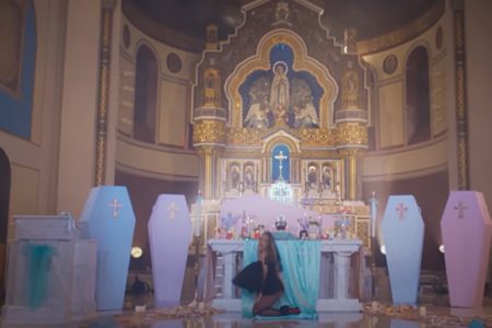 Print do clipe de Sabrina Carpenter, gravado em igreja dos Estados Unidos - Metrópoles