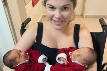 Os gêmeos de Bárbara Evans, Álvaro e Antônio na maternidade - Metrópoles