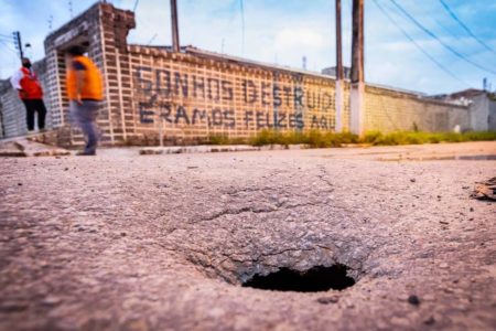 Colapso por causa de mina em Maceió mostrado por reportagem do Metrópoles