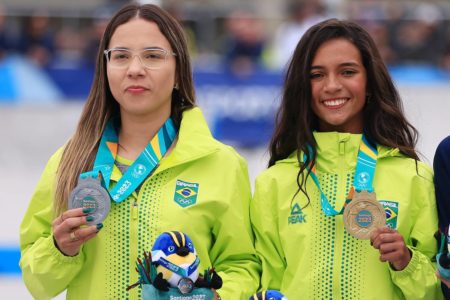 Imagem de Pamela Rosa e Rayssa Leal com medalhas