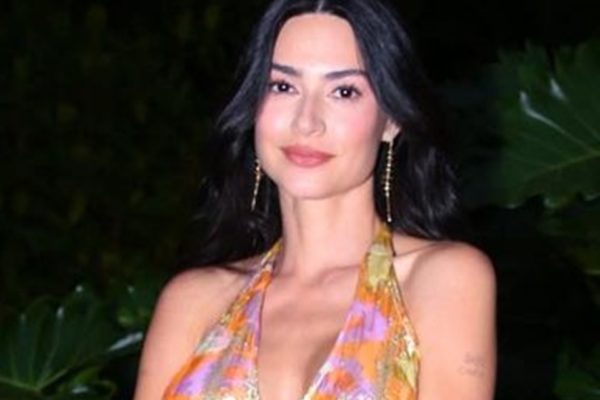 Thaila Ayala posa com um vestido florido - Metrópoles