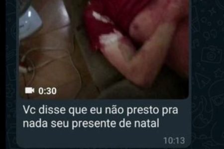 Imagem colorida mostra mensagem de um pai que esfaqueou o próprio filho, gravou e mandou o vídeo para a mulher, mãe do rapaz. No texto, a mensagem: "Você disse que eu não presto pra nada. Seu presente de Natal". - Metrópoles