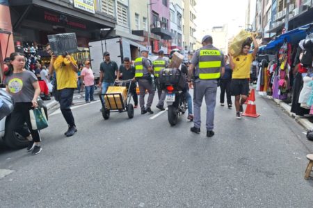 Imagem mostra rua de comércio popular - Metrópoles