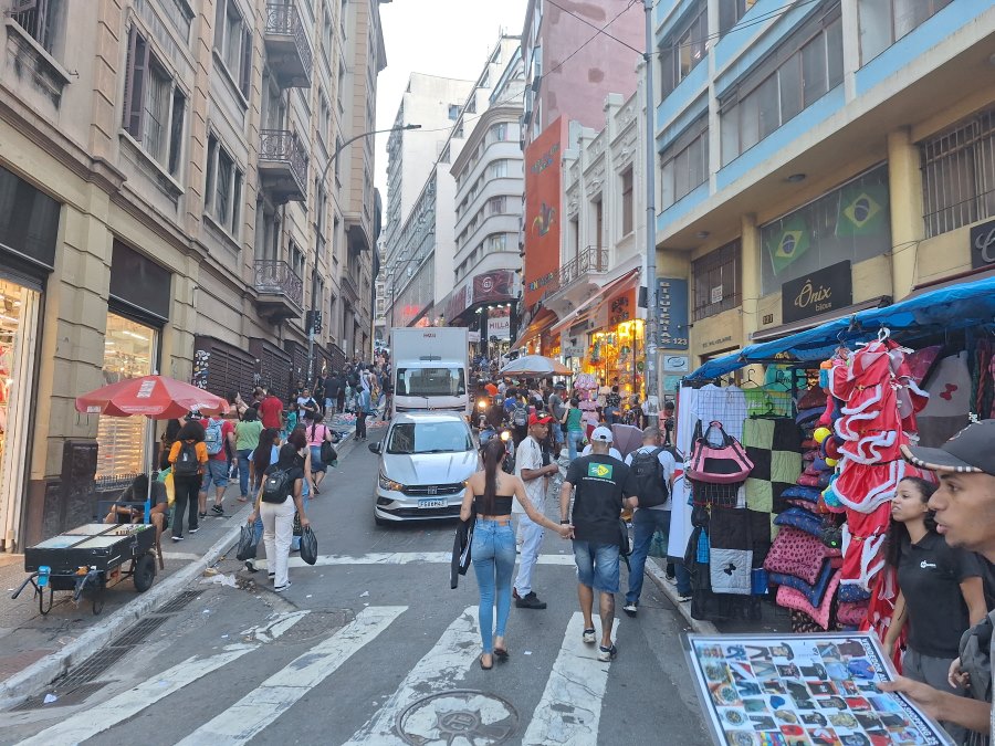 Imagem mostra rua de comércio popular - Metrópoles