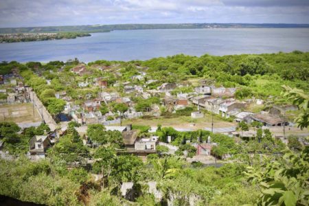 Casas abandonadas após bairro do Pinheiro, em Maceió, ter solo afundado pelo trabalho de mineração da Braskem - Metrópoles