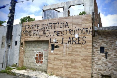Casas abandonadas após bairro do Pinheiro, em Maceió, ter solo afundado pelo trabalho de mineração da Braskem - Metrópoles