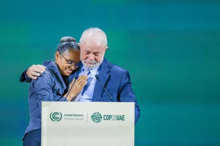 imagem colorida lula emocionado com marina em palco - metrópoles