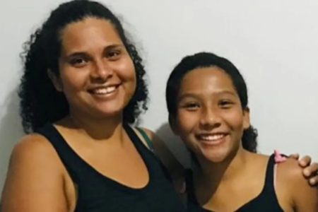 imagem colorida mostra a adolescente amelia vitoria e a mãe - Metrópoles