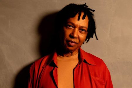 Foto colorida de Djavan sério - Metrópoles