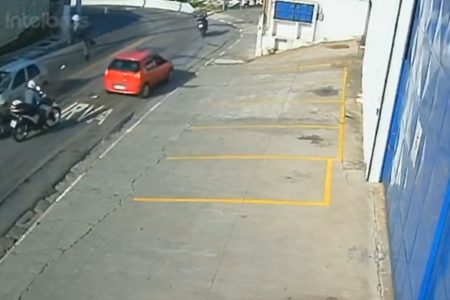 Imagem colorida mostra policial militar (PM) após ser atropelado por um carro em Osasco; motorista fez o teste do bafômetro, que constatou embriaguez - Metrópoles