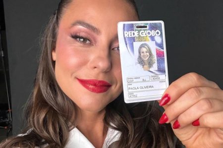 Foto colorida de Paolla Oliveira com crachá da Globo - Metrópoles