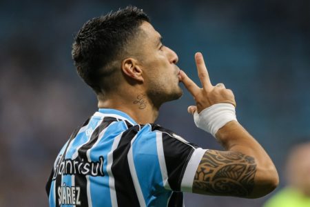 Luis Suárez faz gol da vitória contra o Vasco em seu último jogo na Arena do Grêmio