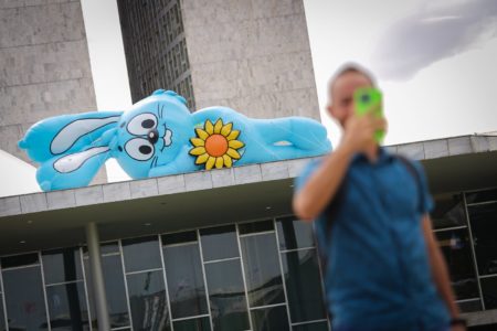 Coelho Sansão da Turma da Mônica em frente ao Congresso Nacional