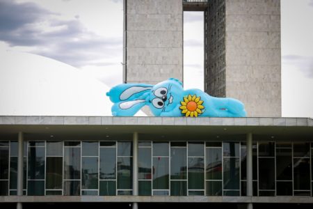 Coelho Sansão da Turma da Mônica em frente ao Congresso Nacional