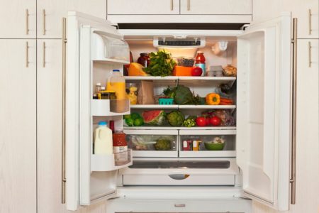 geladeira aberta com alimentos