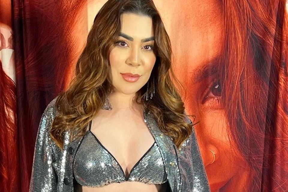 Naiara Azevedo posa de look prateado antes de mais um show - Metrópoles