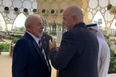 Imagem mostra presidente Lula e Gianni Infantino - Metrópoles