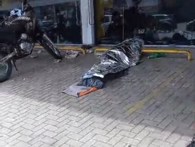 Foto colorida mostra Corpo achado em frente a unidade da Smart Fit em São Vicente - Metrópoles