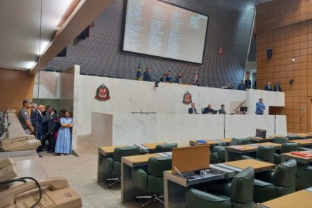 Deputados da oposição escondidos na entrada do plenário para não haver quórum para a discussão da privatização da Sabesp - Metrópoles