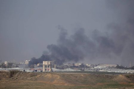 Imagem colorida mostra bombardeio após fim da trégua entre israel e o Hamas - metrópoles