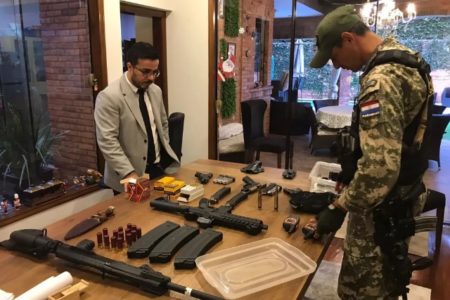 Foto colorida de cpoliciais com armas de fogo em busca e apreensão - Metrópoles