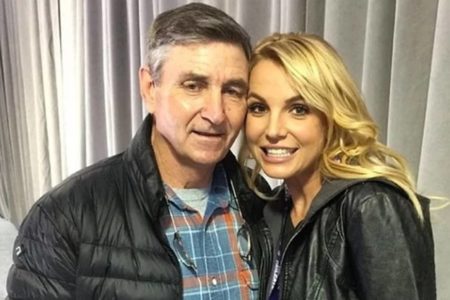 Foto colorida de Britney Spears com o pai - Metrópoles