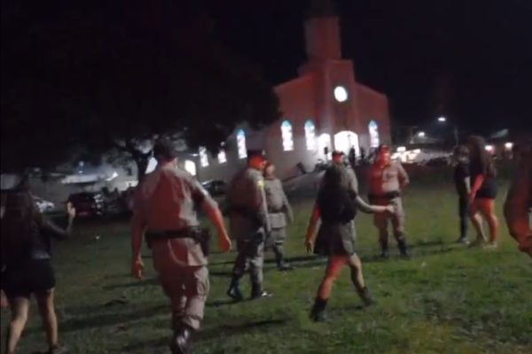 Imagem colorida de pessoas caminhando em um gramado - metrópoles