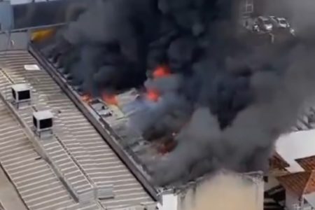 foto colorida de incêndio que atingiu loja de roupas em Limeira, interior de SP - Metrópoles