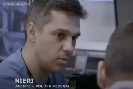 Homem branco e cabelo curto com o nome "Nieri" estampado em tela - Metrópoles