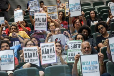 Fotografia colorida mostra manifestantes contrários à privatização da Sabesp durante votação na Alesp - Metrópoles