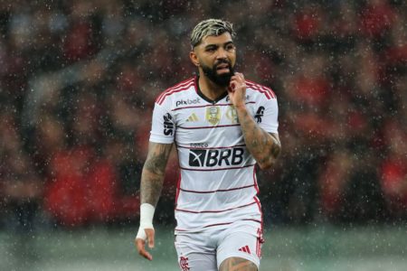 Imagem colorida de Gabigol com a mão no rosto - Metrópoles