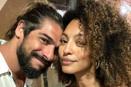 Sheron Menezzes e Saulo Bernard em foto colorida. Casal aparece lado a lado, sorrindo - Metrópoles