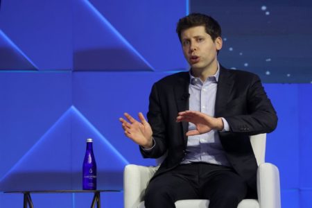 Imagem colorida de Sam Altman, CEO da OpenAI, empresa criadora do ChatGPT. Ele está sentado e veste um terno escuro e camisa clara - Metrópoles