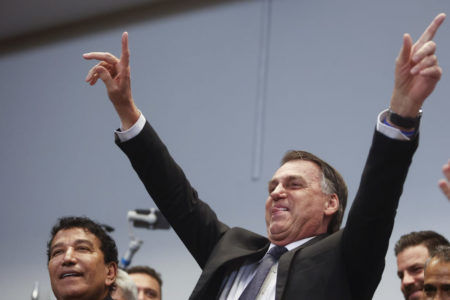 Ex-presidente Jair Bolsonaro levanta as mãos durante cerimônia de lançamento da Frente Parlamentar das Escolas Cívico-Militares - Metrópoles