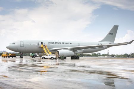 Imagem colorida mostra aeronave da fab kc-30 - metrópoles